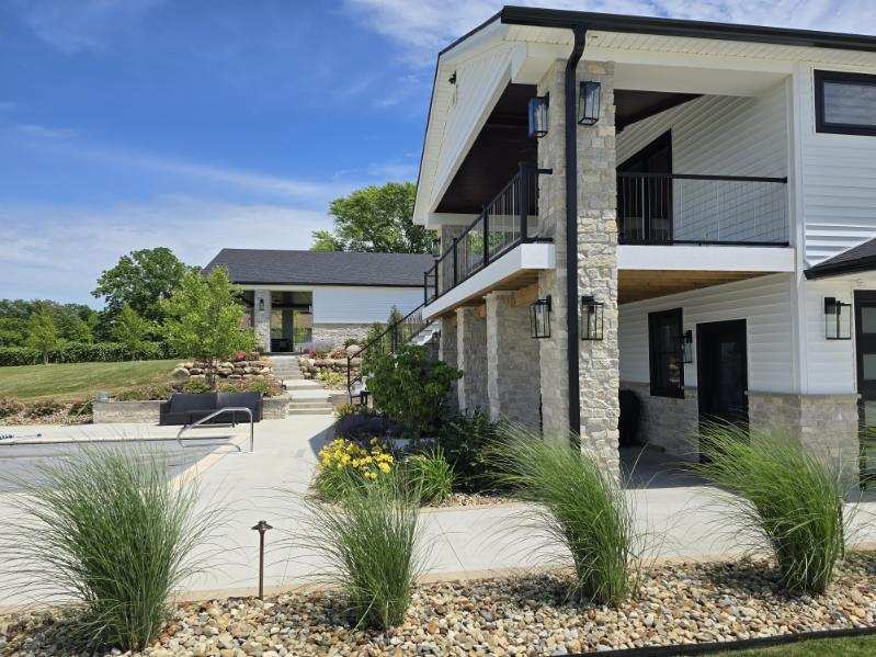 Natural Facing Pinehurst Ledgestone home exterior