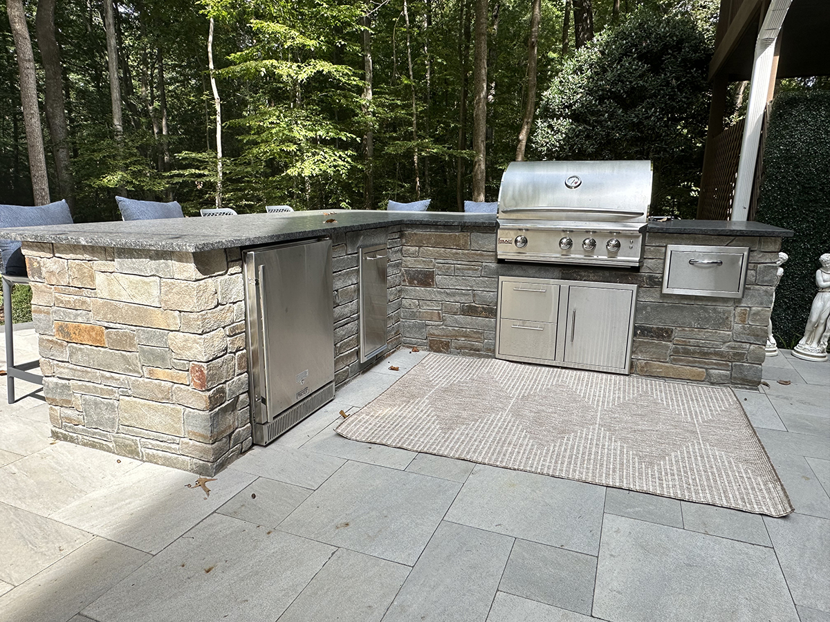 Natural Facing Clove Road Ledgestone Outdoor Kitchen