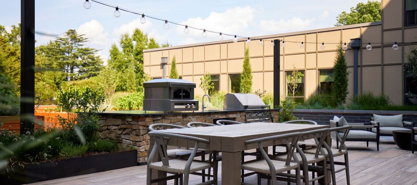 2849325_BroadandWashington_Ext_Amenity_OutdoorCourtyard_KipDawkinsAug2024-1416×628 Jones Bridge Rustic Ledgestone outdoor lounge